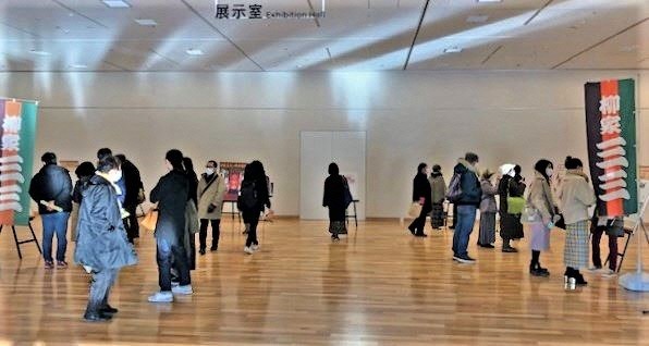 （写真２）来館者を迎える展示室の三三の幟