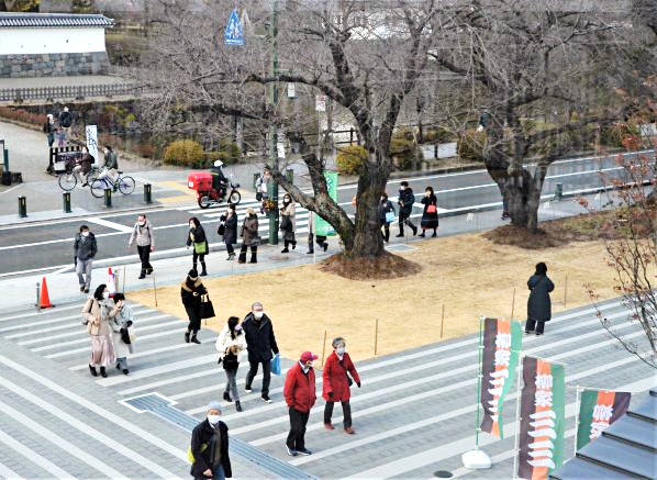 （写真４）続々と集まる来館者を幟が迎える