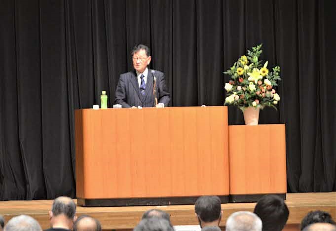 （写真３）基調講演をする神野名誉校長