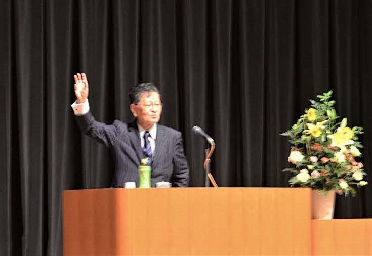 （写真４）神野名誉校長の熱のこもった講演