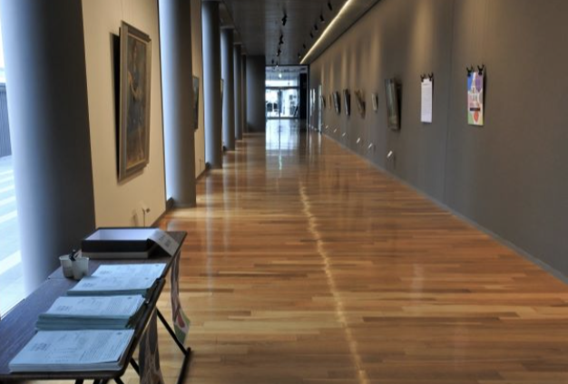 （写真2）三の丸ホール１階ギャラリー回廊