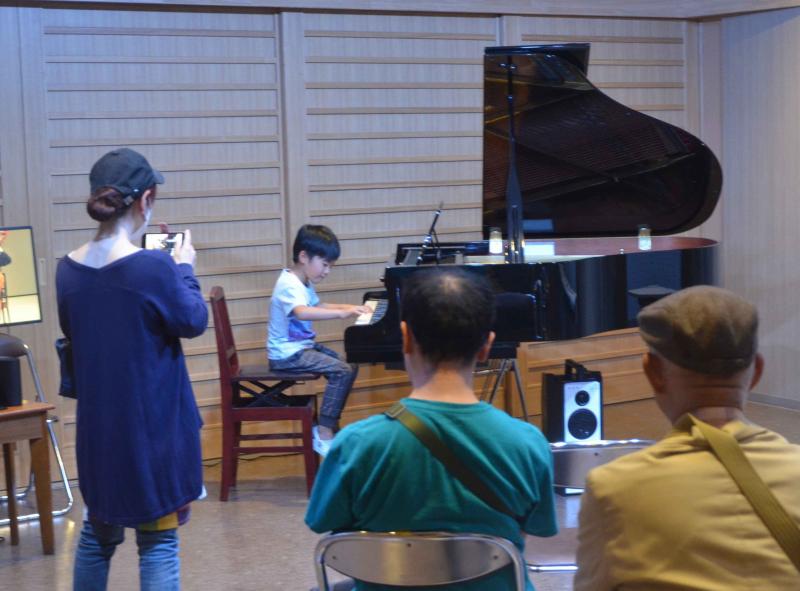 （写真６）ピアノを弾く小学一年生