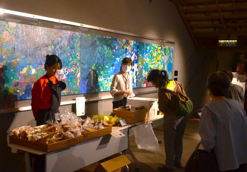 （写真８）「夜カフェ」パン販売コーナー