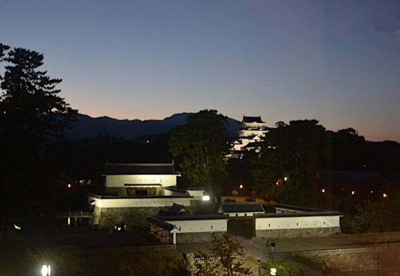 （写真11）夜の帳が小田原城を包む