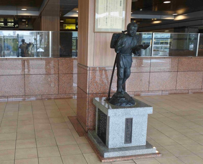 （写真３）小田原駅東口の金次郎像