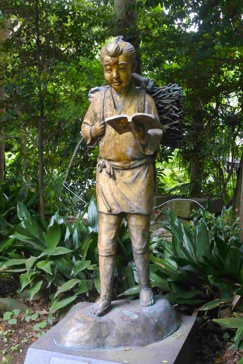 （写真６）金の金次郎像