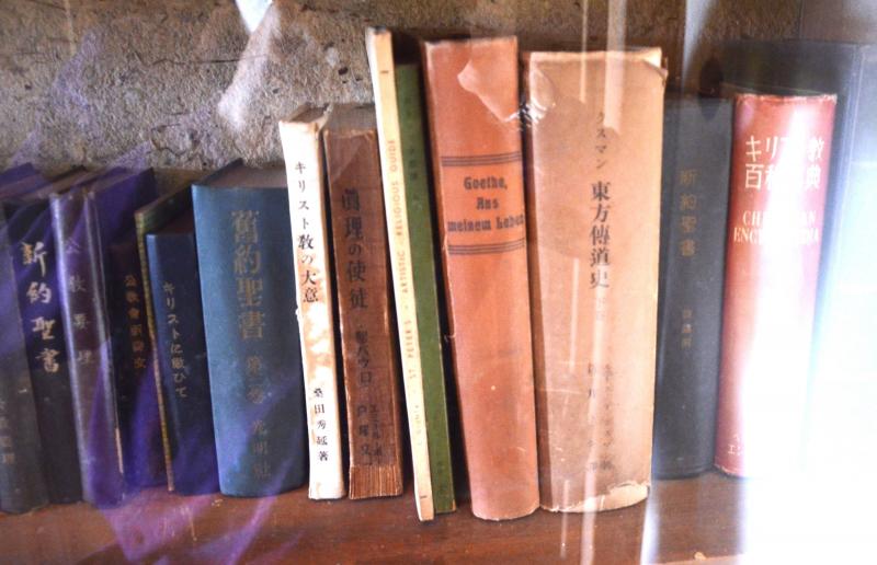 （写真７）キリスト教関係の書籍