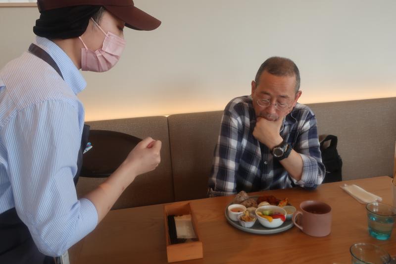 明るい店内と限定のワンプレート