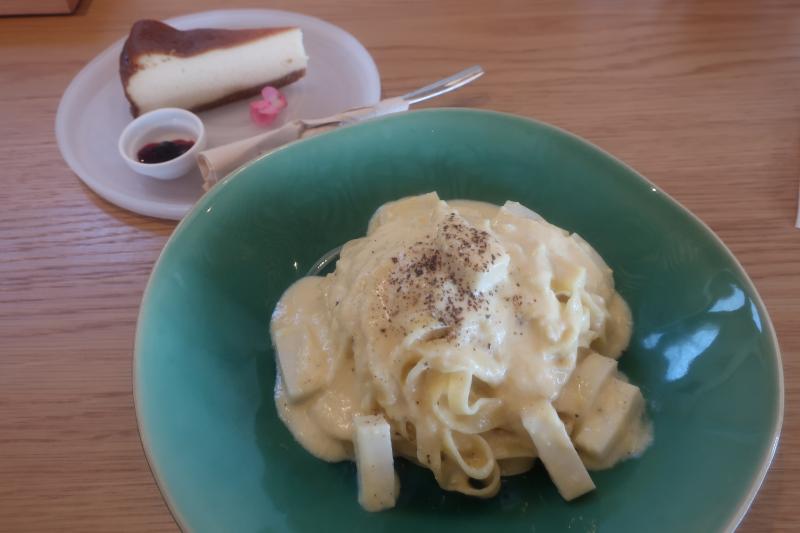 かまぼこのカルボナーラと伊達巻でつくったチーズケーキ