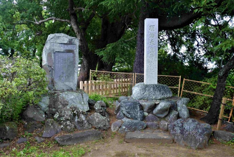 （写真３）小田原城内の行在所碑と駐輦碑