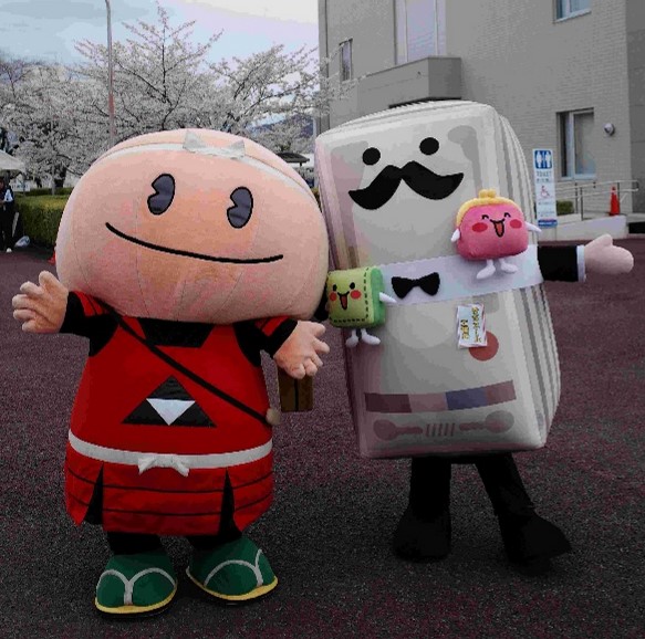（写真５）梅丸くんとサツスール工場長