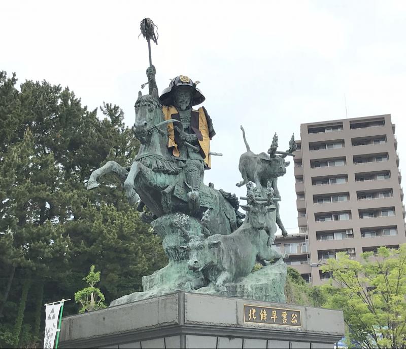 小田原駅西口の北条早雲像（北条五代祭りで兜と陣羽織を着衣）