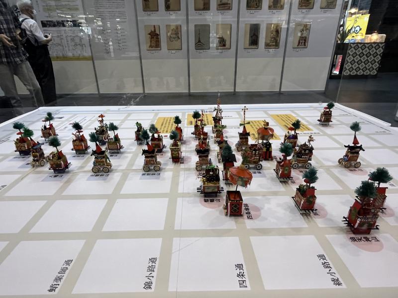 京都駅構内の祇園祭の展示　華やかな山鉾のミニチュア