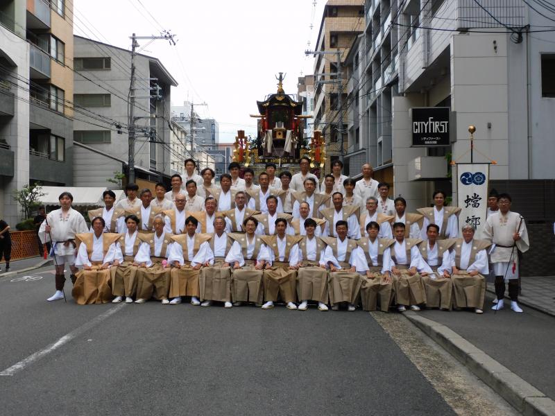 山鉾巡行の出発記念写真（2024年、京都・螳螂山町）
