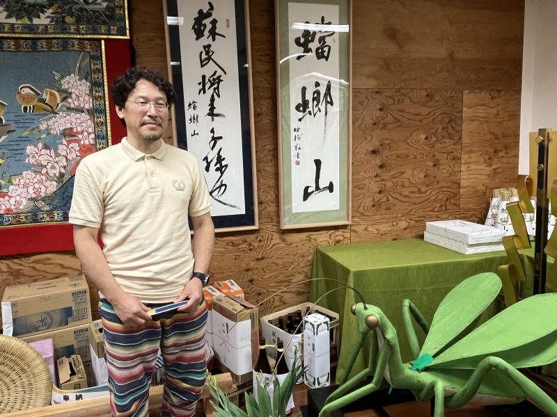 螳螂山保存会の村林理事長。町会所にもカマキリ