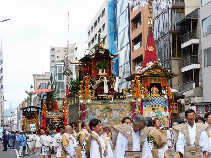 くじ改めを待ち、山鉾が連なる四条通り
