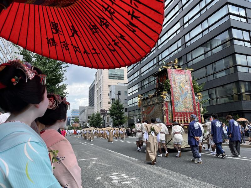 舞妓さんも祭りを応援
