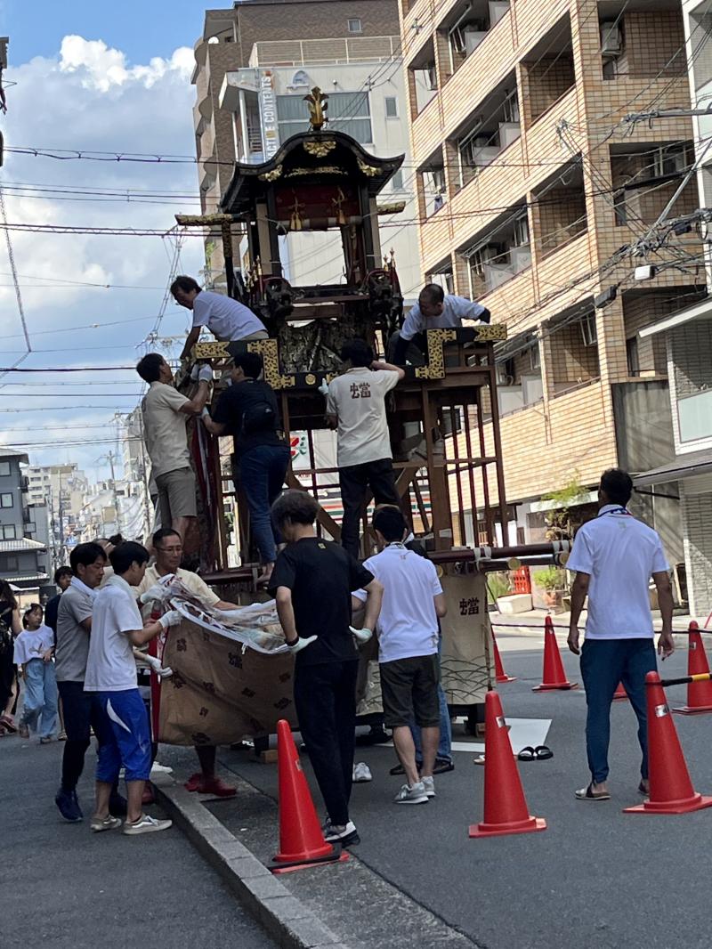 立ち並ぶマンションの前で参加者全員が協力して山仕舞い
