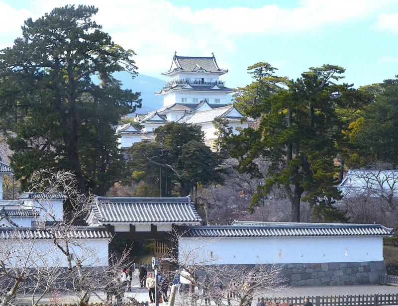 小田原三の丸ホール２階から見える天守閣と馬出門