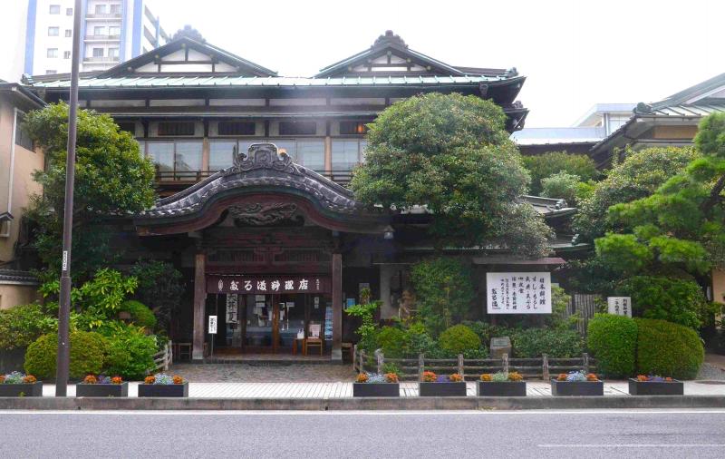 （写真３）「だるま」本店の堂々たる正面