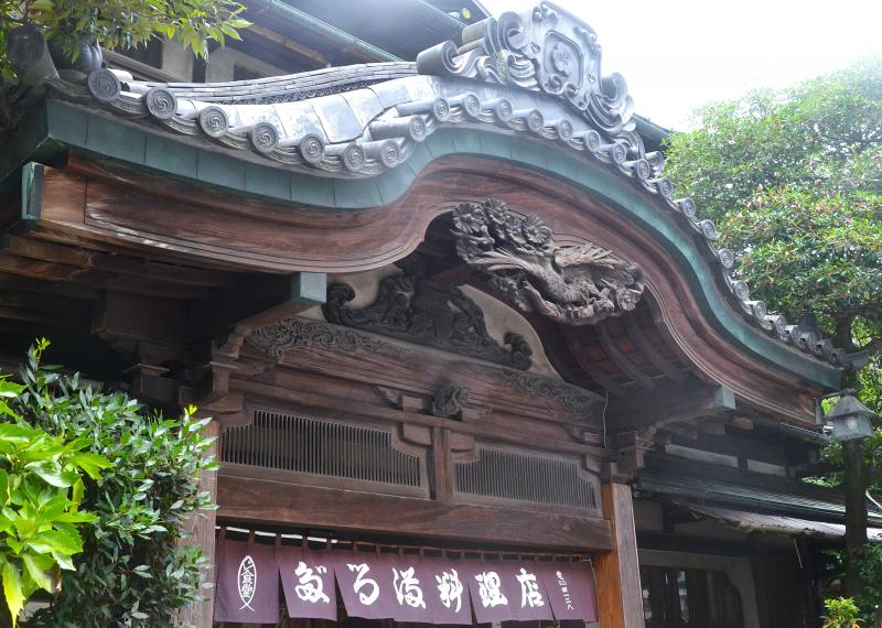 （写真４）向唐破風の玄関屋根