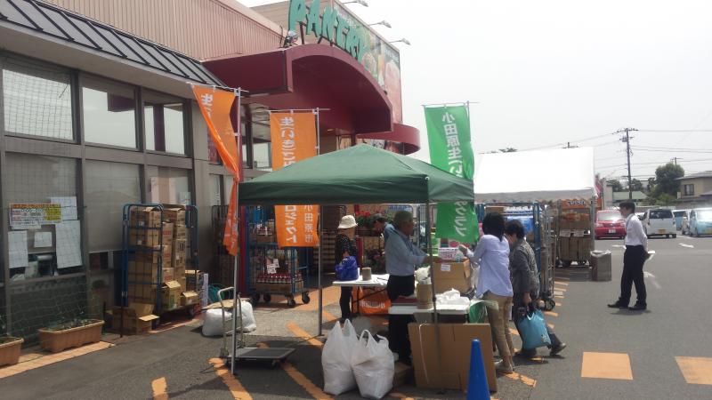 小田原百貨店・栢山店の店の前での説明のようす