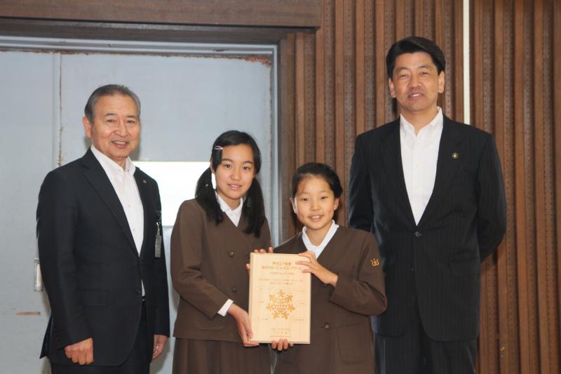 教育長さん、児童代表の2人、市長さんだよ