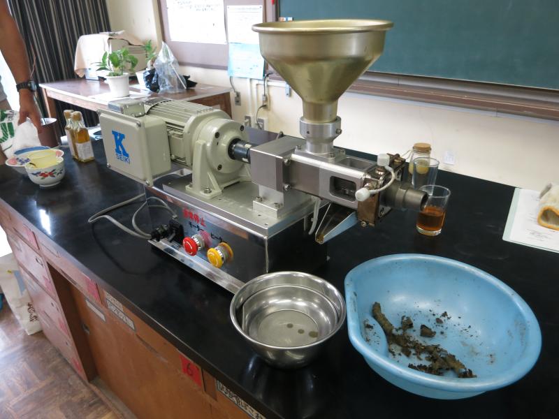 電気で動く菜種しぼり機