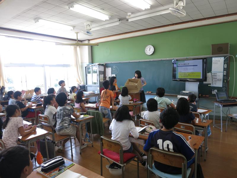 みんなに紹介「これが段ボールコンポストだよ！」