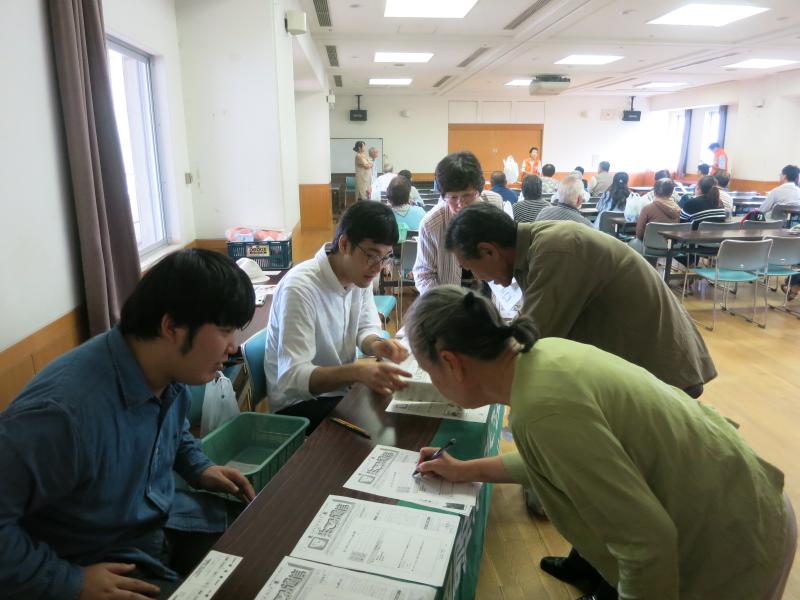 大学生が受付を担当！