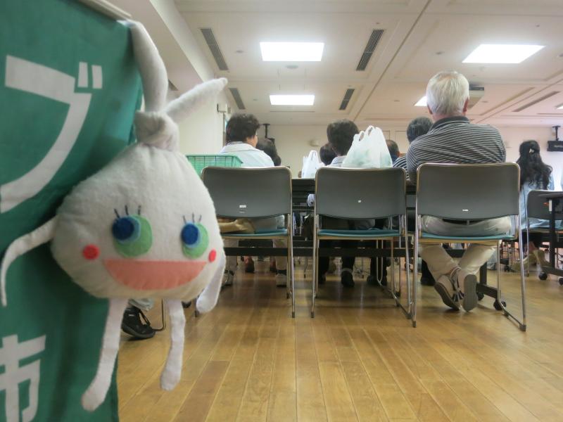 今日のサロンではどんな話が聞けるかな。ごみんちゅもワクワク♪