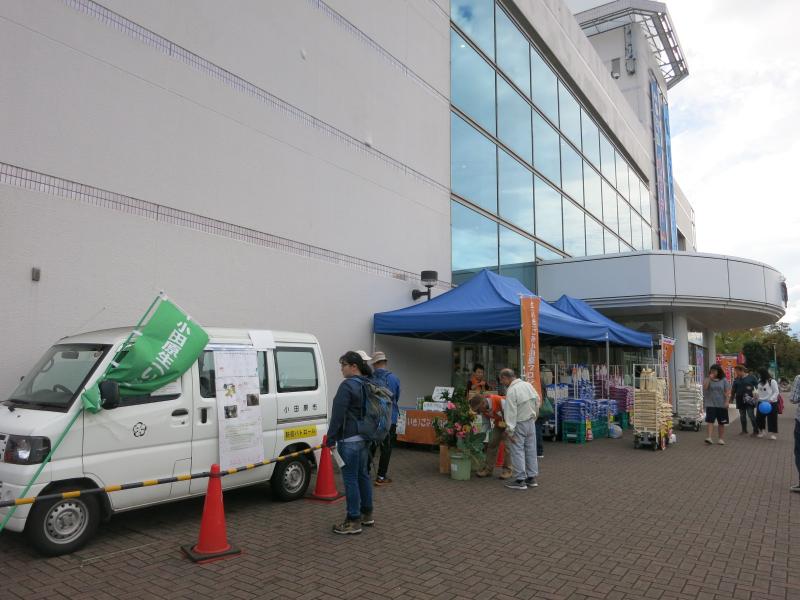 お店の正面で説明したよ