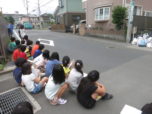 ごみを収集するパッカー車が来た！ドキドキ……