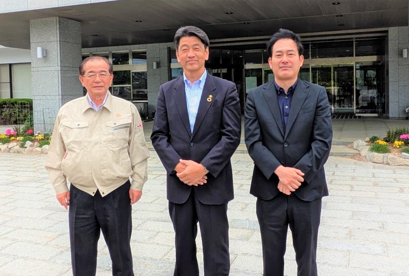 飯館村庁舎前にて、中川副村長、山田課長と