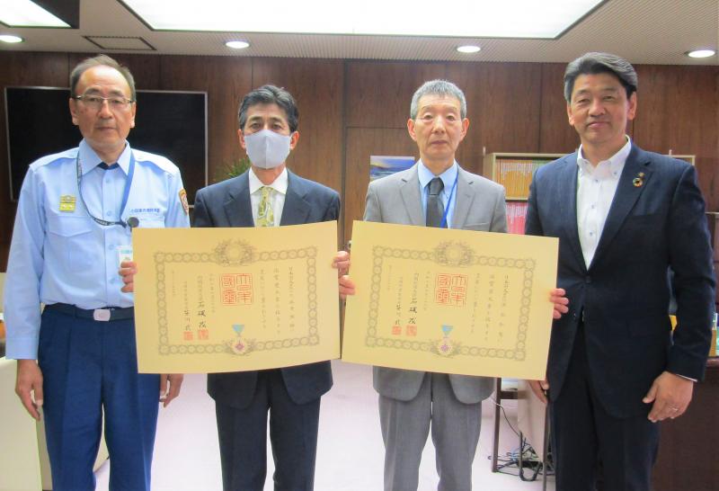 叙勲を受けられた元消防職員のお二人、黒柳消防長と