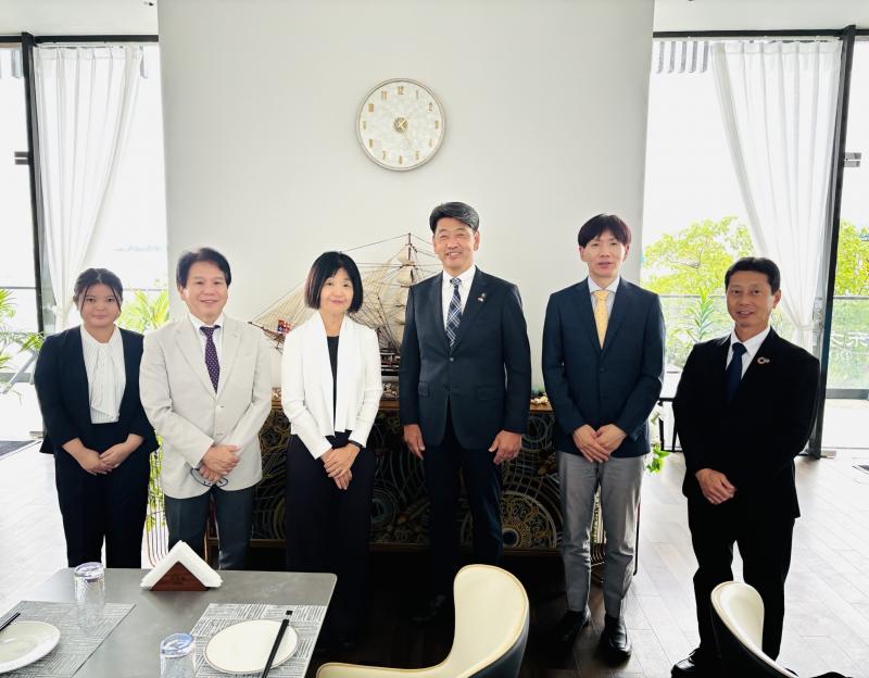 在モルディブの石神大使（私の右隣）らと昼食会