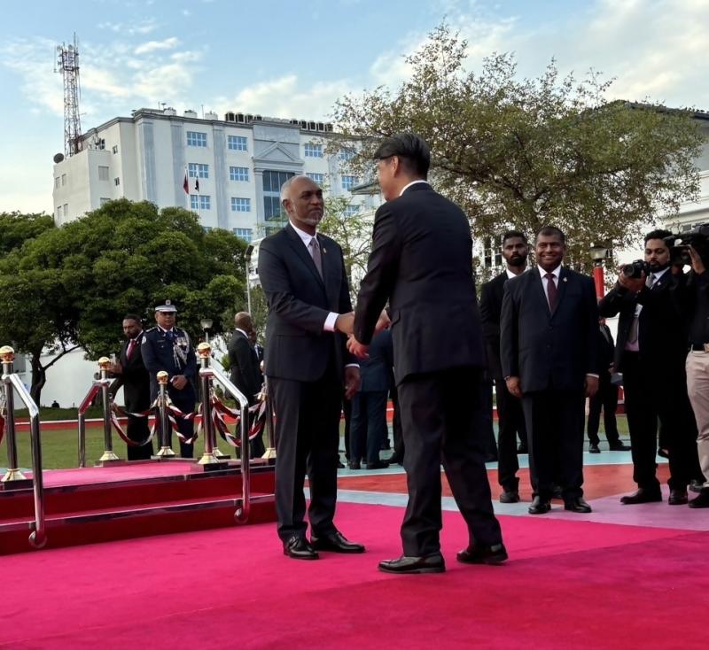 国旗掲揚式典にて、モハメド・ムイズ大統領とご挨拶