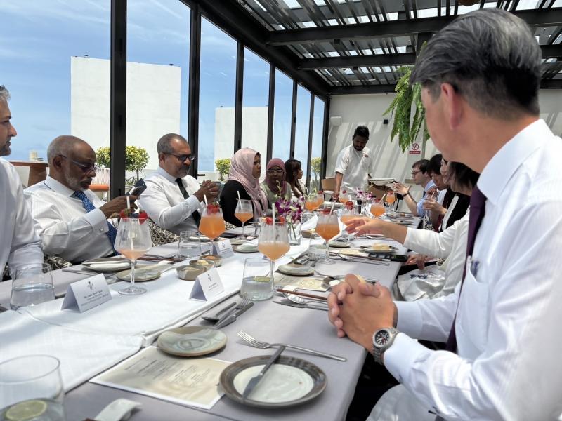 アブドゥラ・カリール外務大臣らとの昼食会に参加