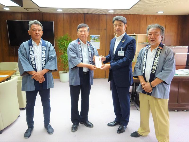 小田原庭園業組合の皆さんからの寄付受領