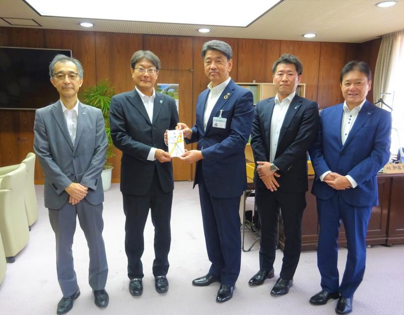 あいおいニッセイ同和損害保険(株)の皆さんからの寄付受領
