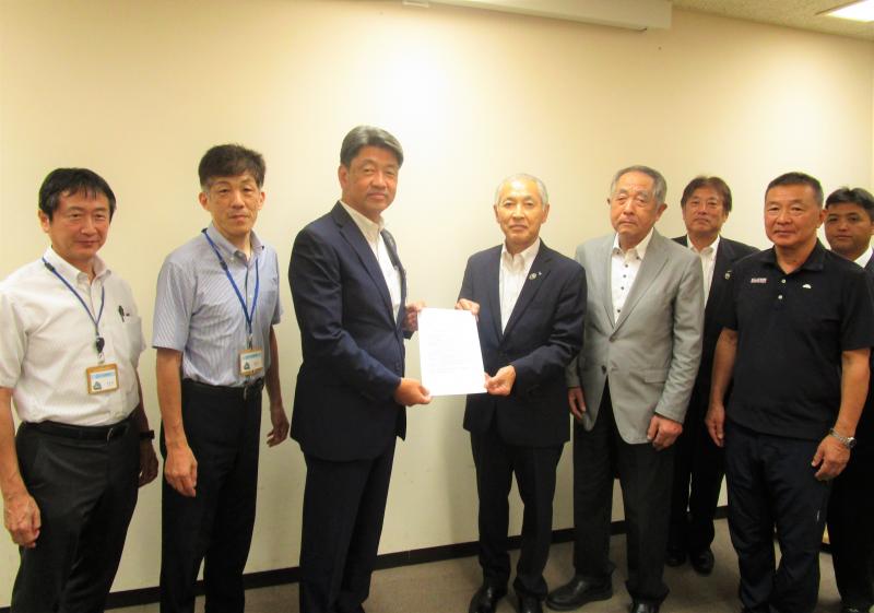JAかながわ西湘の皆さんから農林施策・予算要望書を受領