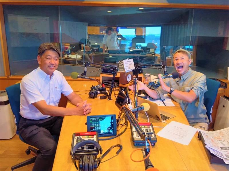 FMヨコハマスタジオにて、DJの光邦さんと