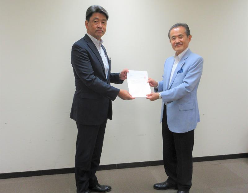 小田原箱根商工会議所の鈴木会頭から、政策要望書を受領