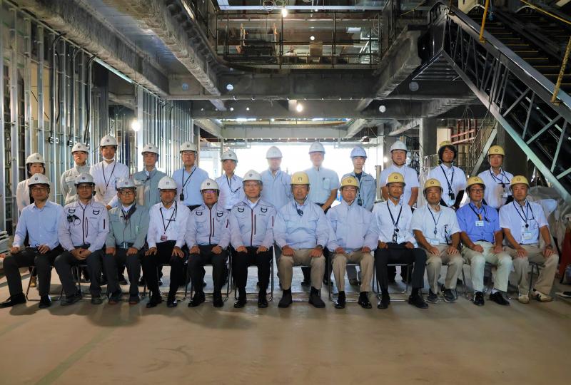 新病院の建設現場を視察、工事関係者の皆さんと