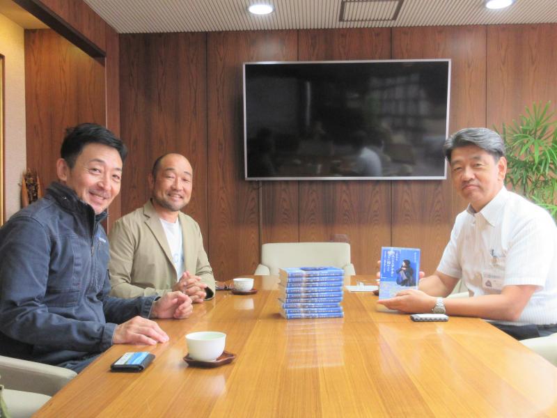 西條さん・杉山さんからサヘル・ローズさんの著作を預かりました