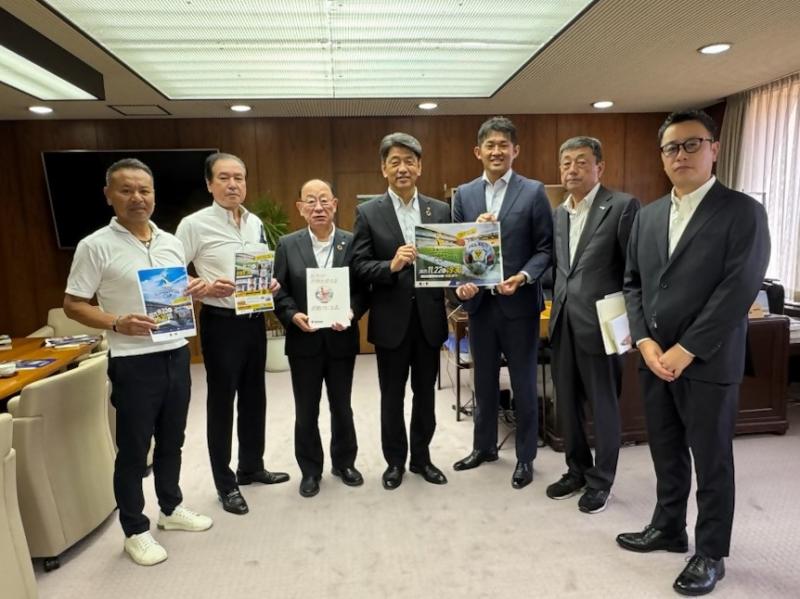 少年サッカー大会の開催報告に来られた皆さんと