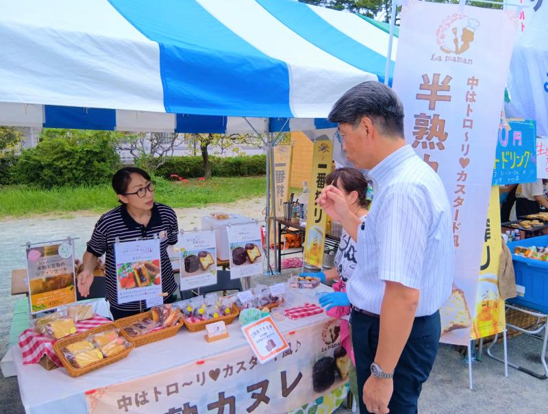 「ローカルフードマルシェ」の各出店者と談笑