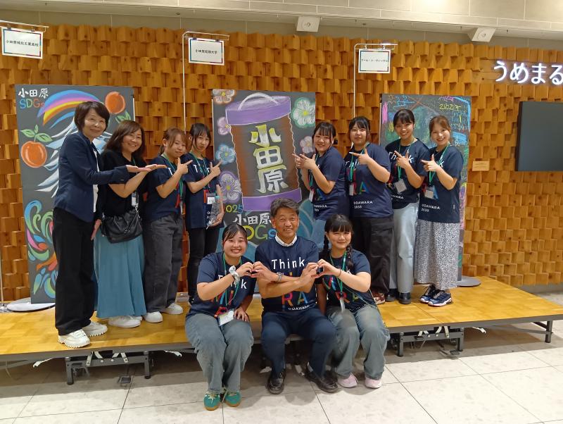SDGｓデイ　チョークアートを描いた若者たちと