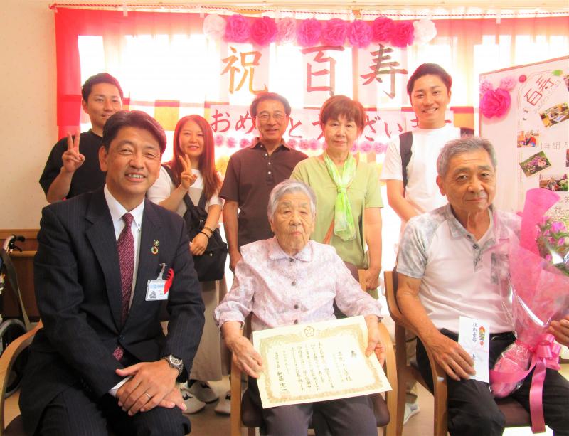 百歳長寿　三元トシ子さんご家族と