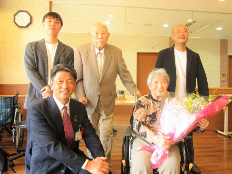 百歳長寿　安立妙子さんご夫妻らと